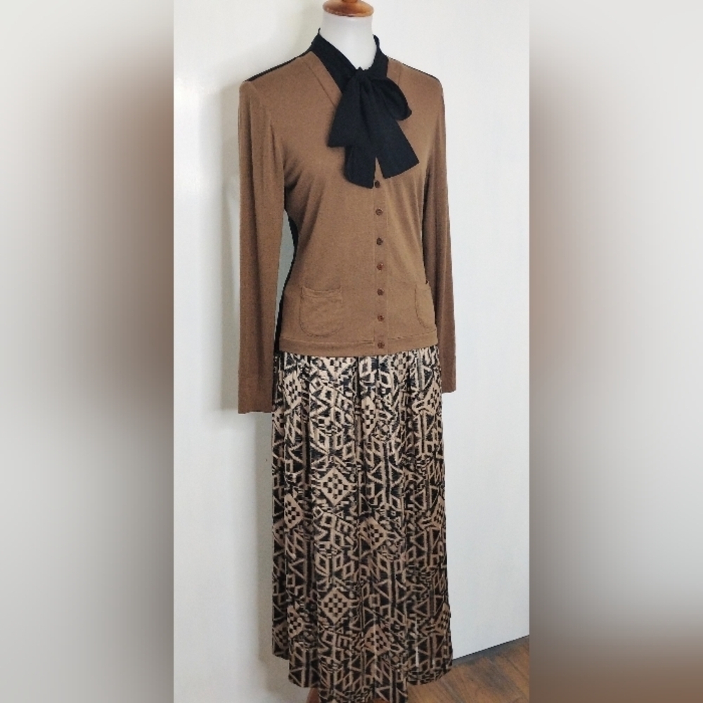 OYSTER AND BLACK GEOMETRIC SKIRT - Picture 4 of 8